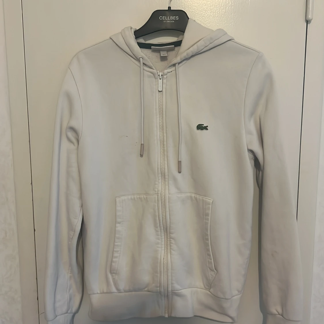 Vit hoodie från Lacoste med dragkedja