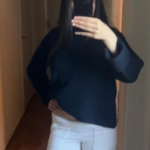 Vita mjukisbyxor med resårmidja - Säljer ett par vita mjukisbyxor med skön resår i midjan. Byxorna är raka i modellen och tillverkade i mjukt bomullstyg, perfekta för en chill och avslappnad stil. Passar dig som gillar bekväma och stilrena basplagg.