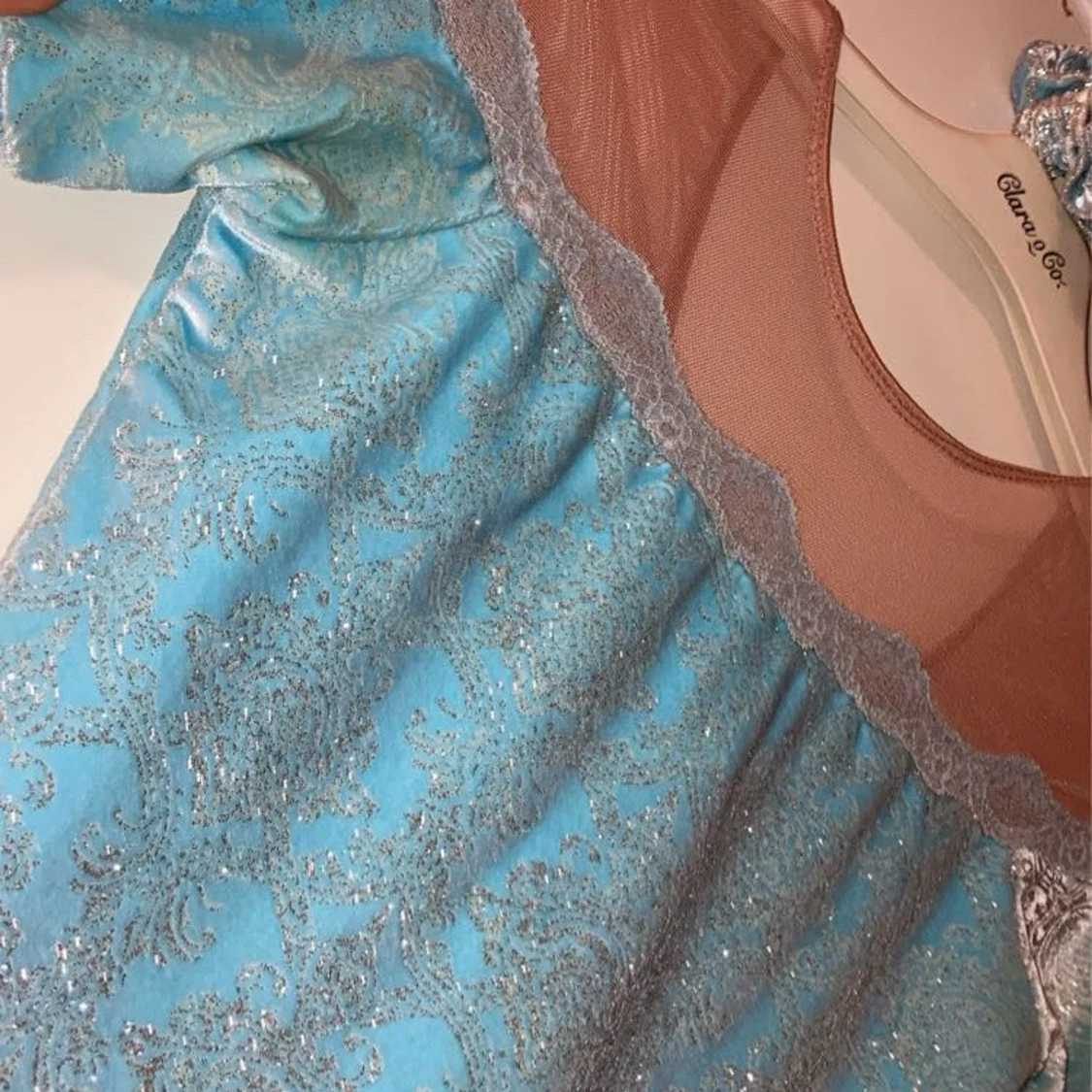 Blå glittrig konståkningsklänning med mesh - 2