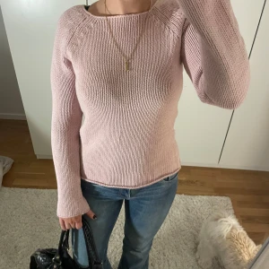 Ljusrosa stickad tröja  - Jätte fin ljusrosa stickad tröja som tyvär inte kommer till användning❣️jätte bra skick!!
