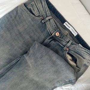 Helt nya blå/grå bootcut jeans - Säljer ett par helt oanvända bootcut blå wash jeans från Bershka i storlek 38! Originalpris: ca 400. 