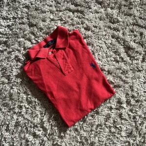 Polo Ralph Lauren Piké - Säljer denna riktigt snygga piké tröjan från Polo Ralph Lauren. Den är i storlek S och är i en custom fit. Tröjan är i bra skick utan defekter. Bara att skriva över frågor och funderingar.