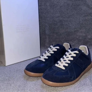 Maison margiela skor - Hej, Jag säljer mina Maison margiela skor som är i nytt skick och i storlek 43. Vid frågor är det bara att fråga