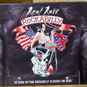 Real Raw Rockabilly CD - En samling med 50 klassiska rockabilly-låtar på 2 CD-skivor. Perfekt för dig som gillar retrostil, coola bilar och rock'n'roll-vibbar. Omslaget har en tuff pinup-illustration och låtar av legender som Elvis Presley, Carl Perkins och Johnny Burnette.