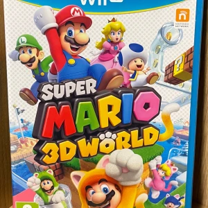 Super Mario 3D World (Wii U) - Super Mario 3D World till Wii U i mycket fint skick. Komplett med originalfodral, manual och skiva. Spela som Mario, Luigi, Peach eller Toad i färgglada 3D-världar, ensam eller med vänner. Perfekt för familjer och Mario-fans!