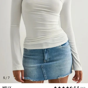 Vit långärmad topp från Nelly - Säljer en stilren vit långärmad topp från Nelly. Toppen har en tight passform med rund halsringning och är tillverkad i ett mjukt, stretchigt material som sitter snyggt på kroppen. Perfekt att matcha med jeans eller kjol för en clean look. Aldrig använd och säljer då jag tycker dem va för genomskinlig 🥰