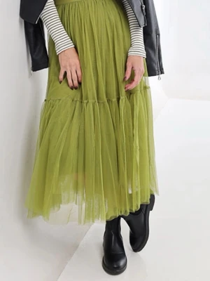 Oanvänd grön tyllkjol, stl L  - En helt ny, aldrig använd grön tyllkjol med två lager tyll.  Kjolen är midi-längd, A-linjeformad, fodrad och har en bekväm elastisk midja.  Storlek XL motsvarar ca stl 42. Plagget är fortfarande kvar i originalförpackning.  Bilden gör tyvärr inte kjolen rättvisa – den är betydligt finare i verkligheten.