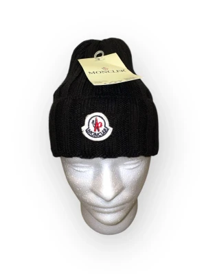 Moncler Mössa-Svart, One size  - Helt ny.Fin replika med hög kvalitét. One size. Pris: 399kr. Först till kvarn. Skickas direkt inom 24h