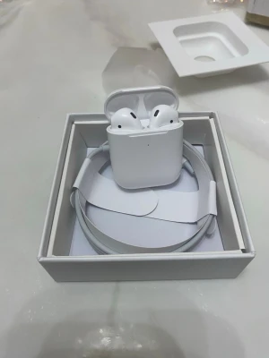 Apple AirPods med laddningsetui - Säljer ett par vita Apple AirPods med laddningsetui. Trådlösa in-ear hörlurar i stilren design, tillverkade i blank plast. Kommer i originalförpackning med laddningskabel. Perfekta för musik, samtal och träning.
