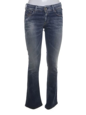 Blå bootcut jeans från Replay - Säljer ett par blå lågmidjade bootcut jeans från Replay med snygg tvätt och klassiska fem fickor. Perfekta för dig som gillar en tidlös och avslappnad stil. skriv för fler frågor / bilder☺️ pris kan diskuteras.
