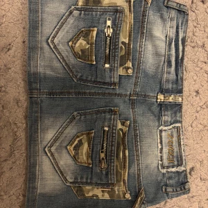 Jeanskjol - Mini jeanskjol med as coola bakfickor som tyvärr blivit för liten för mig