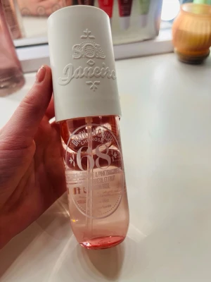 Sol de Janeiro Brazilian Crush 68 - Parfymmist i en snygg rosa och transparent plastflaska med vit kork från Sol de Janeiro. Doften heter Brazilian Crush Cheirosa 68 och har fruktiga och blommiga toner. Perfekt att spraya på kroppen eller håret för en fräsch känsla. Ord pris 299