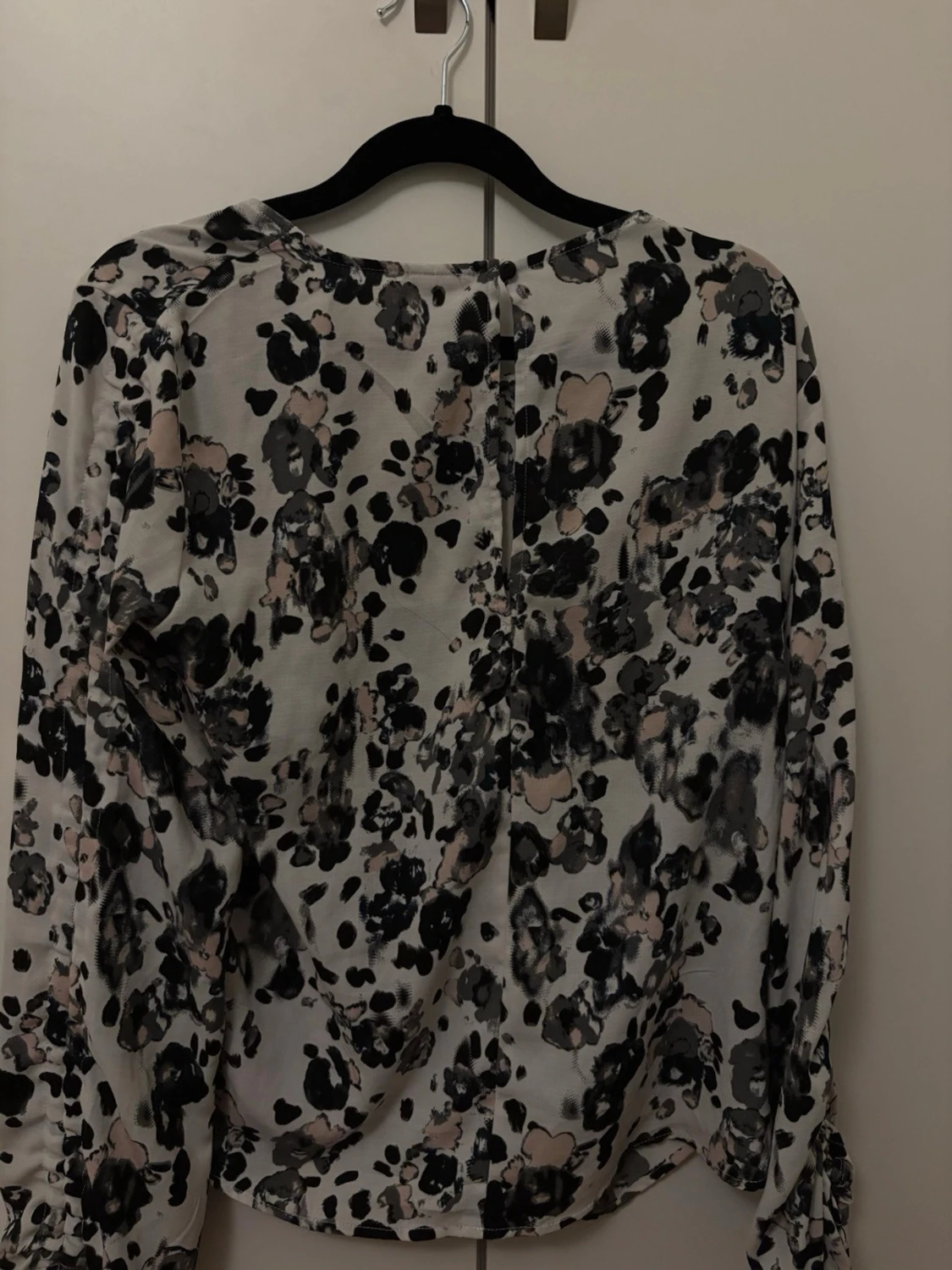 Mönstrad blus med knytärmar - 4