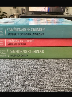 Omvårdnadens grunder 3 böcker - Paket med tre kursböcker i serien Omvårdnadens grunder: Perspektiv och förhållningssätt (blå), Ansvar och utveckling (röd) samt Hälsa och ohälsa (grön). Alla är 3:e upplagan och har hårda pärmar. Perfekt för dig som pluggar vård eller omvårdnad.