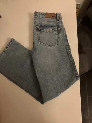 Ljusblå jeans från 157 - Snygga ljusblå jeans från 157 med klassisk femficksdesign och raka ben. 💕