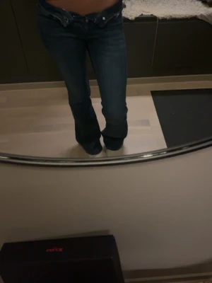 Blå bootcut jeans med låg midja - Snygga blå jeans med bootcut passform. Jeansen sitter bra och är sköna. Perfekta nu för våren. Säljer då de inte kommer till användning.