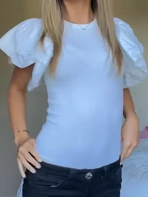 Vit body med puffärmar - Vit body med puffärmar i storlek XS från Zara. Pris kan diskuteras💕