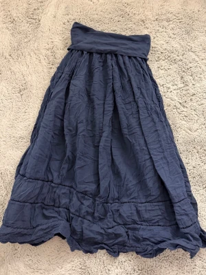 Mörkblå långkjol/klänning - En mörkblå långkjol som även kan användas till en luftig klänning. Köpt på en marknad och vet inte storlek eller märke. Använd ca. En gång.💙