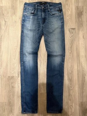 Replay Anbass Hyperflex Jeans Blå - Sjukt snygga och sköna blåa Replay Anbass Hyperflex jeans i fint skick (Finns slitning i grenen) i storlek W32/L36. Mått - Midja: 40cm, Benlängd: 113,5cm. Modellen är 185cm & 63kg. Hör av dig vid funderingar!🤝