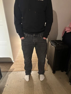 Grå jeans från Levis 501 - Strl W36 L32, sparsamt använda, ursprungspris 1500