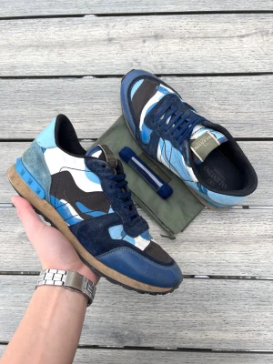 Valentino Rockrunner skor - Valentino Rockrunners i en riktigt fet och unik modell! Fint skicka inga tydliga defekter. Uk 7,5, som 41,5/42. Dustbag och snören medföljer. Kontakta mig för fler frågor och funderingar!