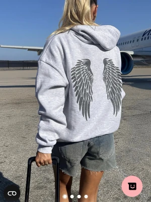 Grå hoodie med vingar och text - Snygg grå hoodie med stor svart glittrigt ving-tryck på ryggen och texten 'Fallen Angel' broderad på bröstet. Hoodien är köpt på subdued men finns inte att köpa längre💓💓💓🤗 