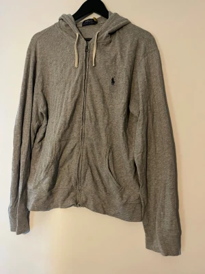 Grå zip hoodie från Polo Ralph Lauren - Snygg grå hoodie med dragkedja från Polo Ralph Lauren. 