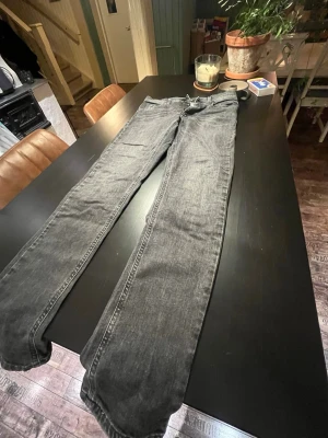 Replay Wallys svarta jeans - Snygga svarta jeans från Replay, modell Wallys. Jeansen har klassisk femficksdesign och raka ben. Tillverkade i slitstarkt denimtyg som ger en cool och avslappnad look. Perfekta för dig som gillar stilrena och tidlösa jeans.