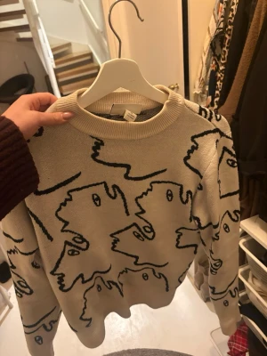 Fin svart vit tröja  - Fin svart vit tröja, mycket fint material 