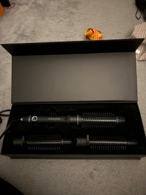 Svart varmluftsborste från LYKO - Säljer en svart varmluftsborste från LYKO med tre utbytbara borsthuvuden. Borstarna har täta piggar och handtaget har en enkel knapp för inställning. Perfekt för att styla håret med volym och form. Kommer i en snygg svart box. Ny pris 1499