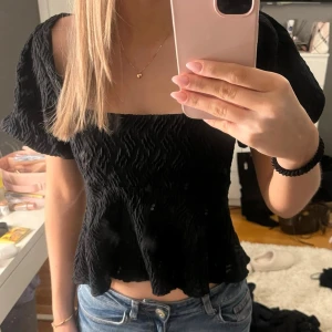 Svart puffärm topp med struktur - Jättesöt svart topp med puffärmar och fyrkantig urringning från Gina, använd fåtal gånger💕