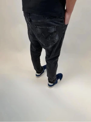 Dondup jeans!! - Säljer ett par svarta Dondup jeans med slitningar och tvättade detaljer. Jeansen har avslappnad passform och är eftertraktade. Väldigt trendiga och svåra att få tag på. Orginalslitningar från fabrik. (lånade bilder) Skriv om ni har frågor! 