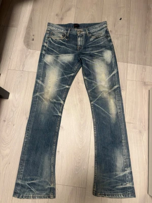 Jackrose jeans - Sjuka bootcut jackrose jeans som e gjorda i Japan. Storlek 31. Midja 40,5 cm och längden e 109 cm. Finns tecken på användning som ni ser på bilden men tycker att det bara får jeansen att se bättre ut. 