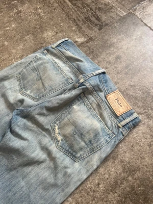 Vintage Straight Fit Ralph Lauren Jeans - Oherregud, vart ska jag ens börja?? Sjuka vintage raffe jeans i strlk 30/34 🖖 Passformen e Slim/Straight vilket jag skulle säga är perfekt för alla🫡 washen på dessa är en av de snyggaste jag sett! tveka inte på att skriva ifall ni har frågor👏