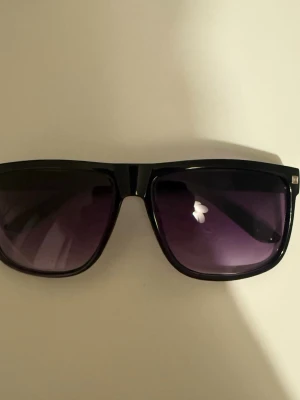 Rayband boyfriend liknande - Säljer ett par riktigt feta solglasögon som är jätte lika rayband boyfriend. Dem är dessutom helt nya.