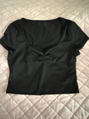 T-shirt  - Svart T-shirt ifrån SHEIN. Använt men i fint skick. Kolla gärna in min plick om det finns fler saker du vill köpa, pris kan diskuteras på det jag säljer 💓