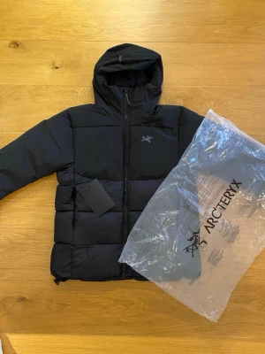 Arcteryx vinter jacka M/L - Arcteryx vinter jacka storlek L sitter som M/L.                  Svart oandvänd. Köpt från leverantör därav pris.             Ordinarie pris runt 8500kr. Bara att skriva vid funderingar.