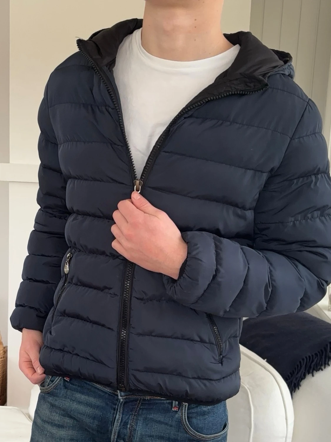 Mörkblå pufferjacka med huva