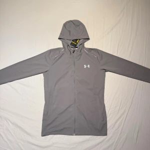 Under Armour Windbreaker  - Under armour windbreaker storlek L och helt oanvänd. Anledning jag säljer den är för att den inte passade mig. 