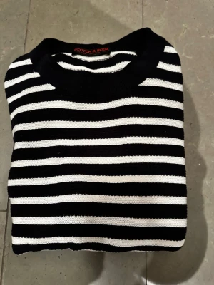 Svartvit randig tröja Scotch & Soda - Snygg stickad tröja från Scotch & Soda med klassiska svarta och vita horisontella ränder. Tröjan har rund halsringning, långa ärmar och svarta ribbade muddar vid ärmslut och nederkant. 