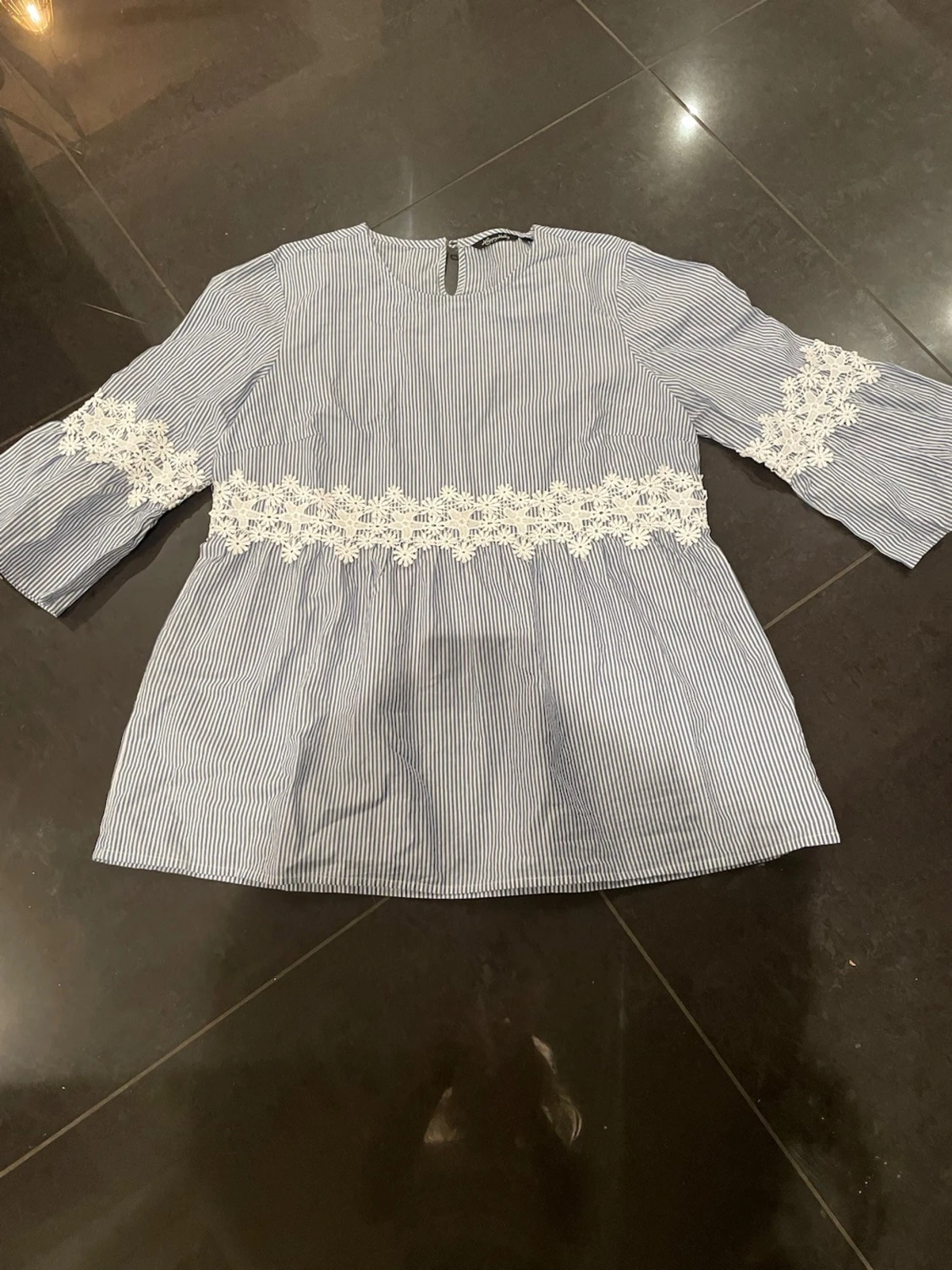 Blårandig blus med spetsdetaljer