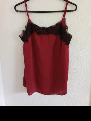Rött linne med svart spets - Storlek 12 us, vinröd med svart spets längst upp, Papaya