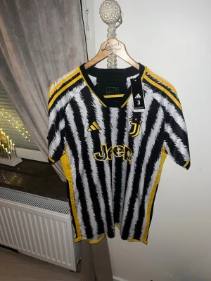 Fotbollströja  - Helt ny juventus tröja med mönster och tagg kvar, vid snabb äffär pris diskuteras, storlek L passar M