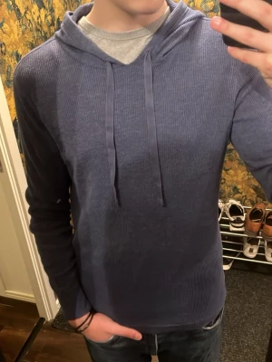 Ralph lauren huvtröja - Säljer min blåa ribbade Ralph lauren huvtröja då den inte längre kommer till användning. Hör gärna av er vid funderingar!⭐️