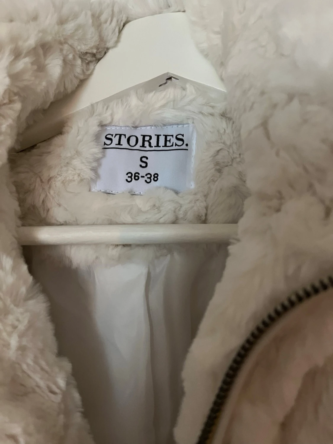 Vit pälsjacka från & Other Stories - 2