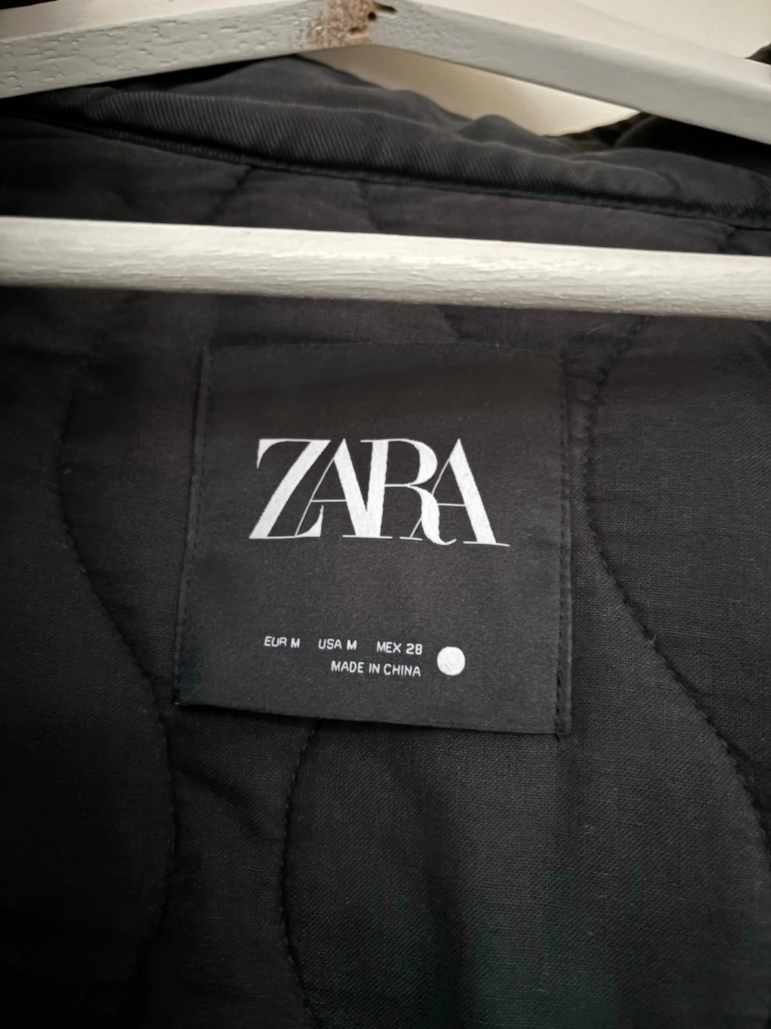 Svart quiltad pufferjacka från Zara - 1