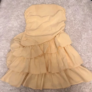 Gul volangklänning axelbandslös - Såå fin 