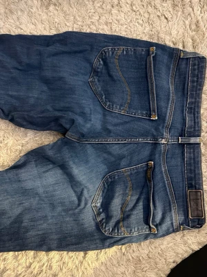 Supersnygga jeans - Mörkblåa jeans 