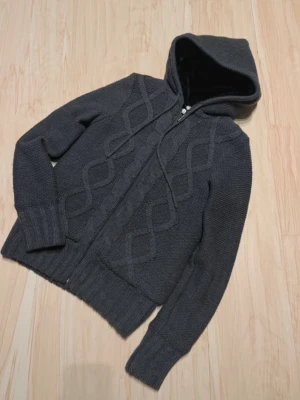 Stickad cardigan - As det stickad cardigan perfekt under vintern o början på våren. Storleken är S skulle säga att den sitter mindre som xs. 