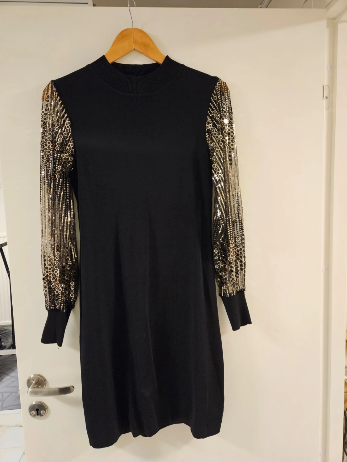 Svart klänning med paljettärmar